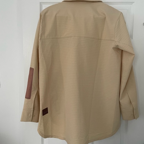 Size 8 Lululemon grid fleece hiking over shirt. - Picture 4 of 4